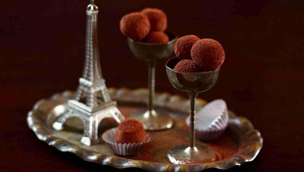 Шоколадные трюфели в бокалах на подносе с миниатюрной Эйфелевой башней