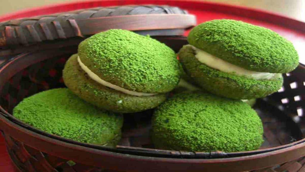 Матча-печенье с кремовой начинкой в плетёной корзине