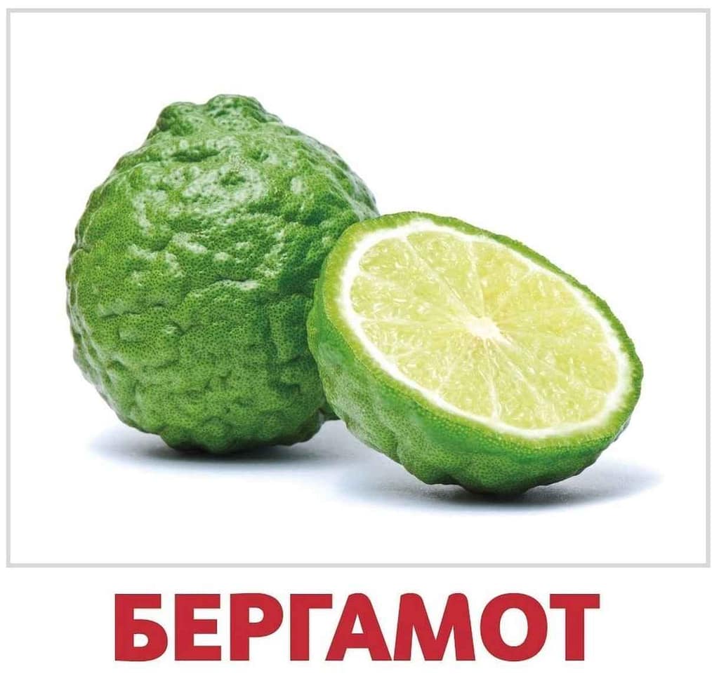 Целый и разрезанный плод бергамота с зелёной кожурой и жёлто-зелёной мякотью