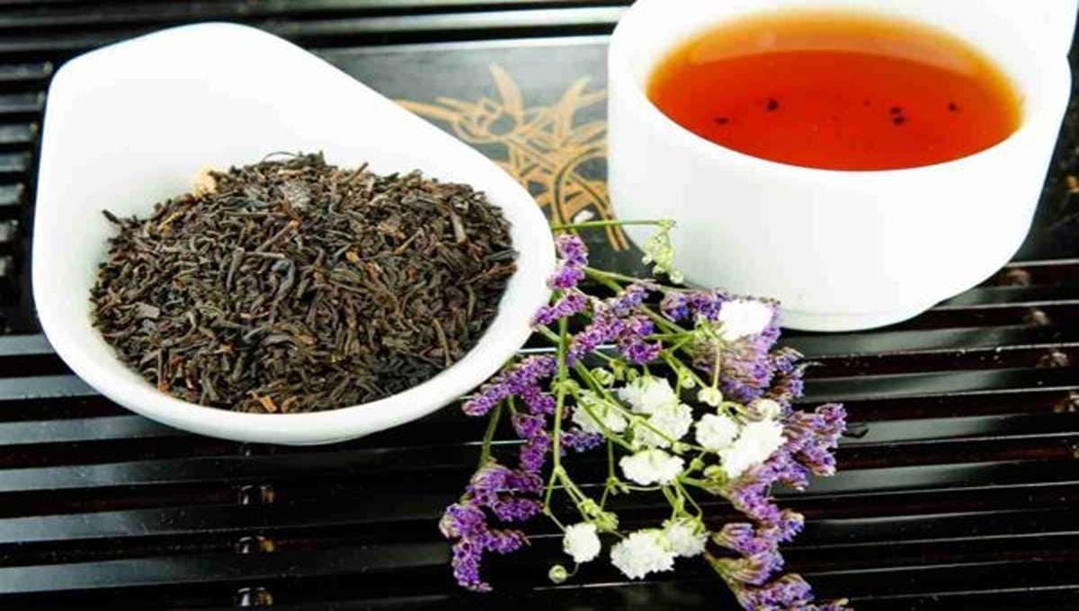 Чай с бергамотом — аромат и элегантность в каждой чашке Чай с бергамотом в белой чашке рядом с листьями чая и цветами