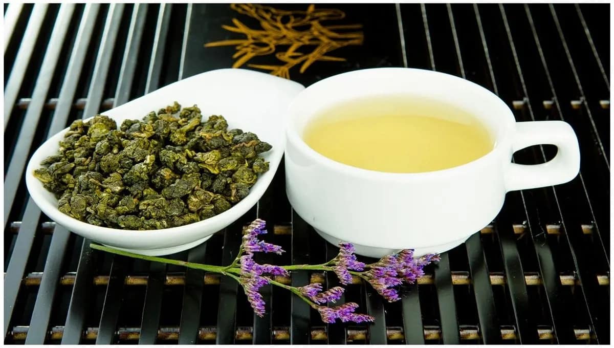 Чашка зелёного чая с лавандой и сушёными листьями — антураж здоровья и вкуса