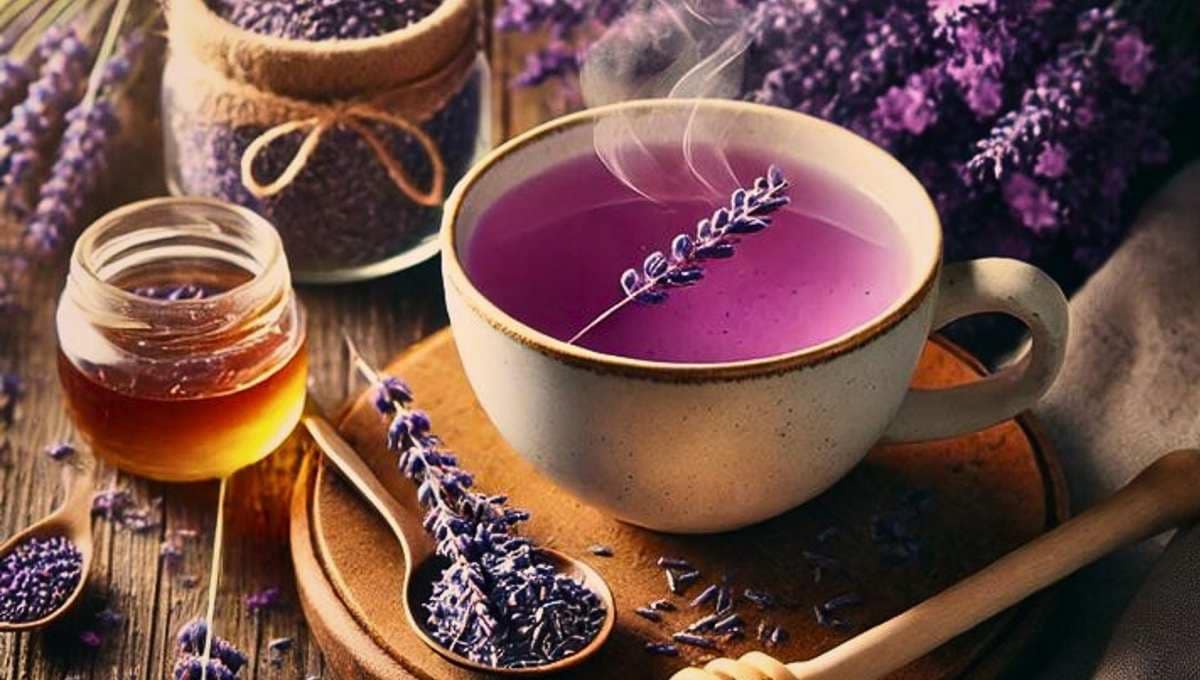 Зелёный чай с лавандой — расслабляющий фитонапиток Зелёный чай с лавандой, сушёной лавандой и медом на деревянной поверхности