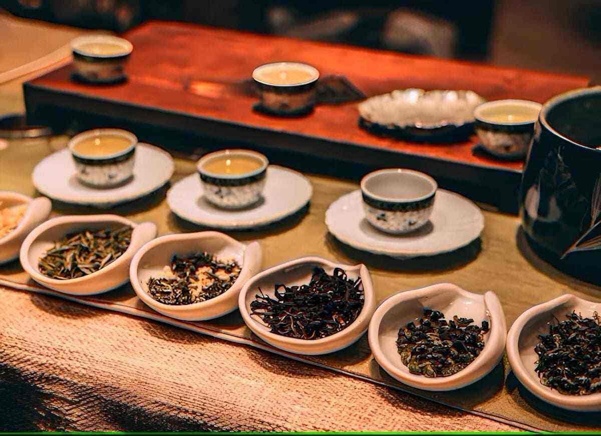 TOP 5.0 сортов ЗелЧая — Лучший вариант "Разнообразие китайских зеленых чаев, включая улун, молочный зеленый чай и листовой чай, на деревянном столе"