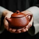 Галерея исинских чайников: эстетика, традиции и влияние на вкус чая Коллекция исинских чайников различных форм и оттенков, подчеркивающих искусство заваривания зеленого чая.