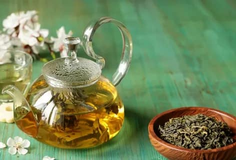 Зелёный чай в утреннем свете — начало дня с пользой