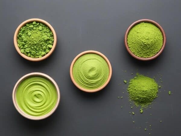 Чай матча в четырёх формах: порошок, паста, гранулы и рассыпной вариант на тёмной поверхности